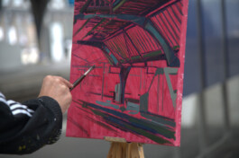 Titelbild des Blogbeitrags von Art24, Pinsel vor pinker Leinwand am Hauptbahnhof Zürich 